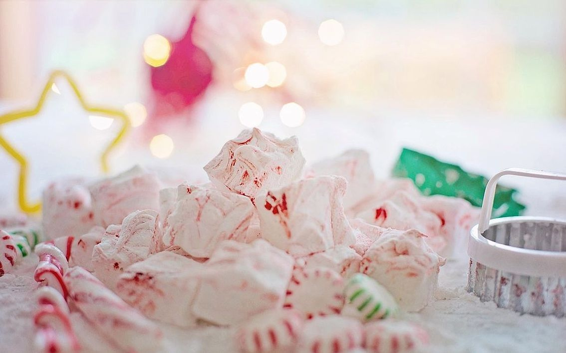 Un caramelo artesanal decorado con precisión