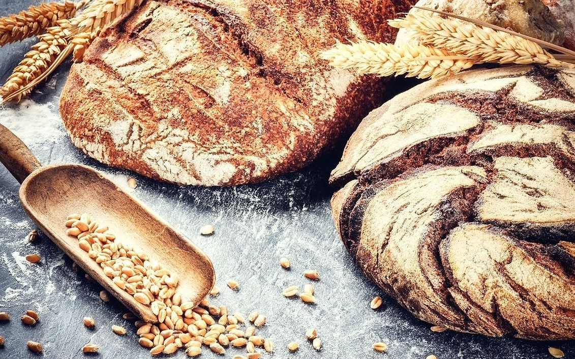 Una barra de turrón clásico con textura dorada